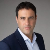 אורי שחר
