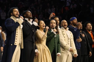 Hamilton Cast Sings 'New York, New York' for Knicks at Curtain Call